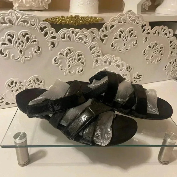 Vionic soft Sandel patent leather in great conditions - Picture 3 of 16